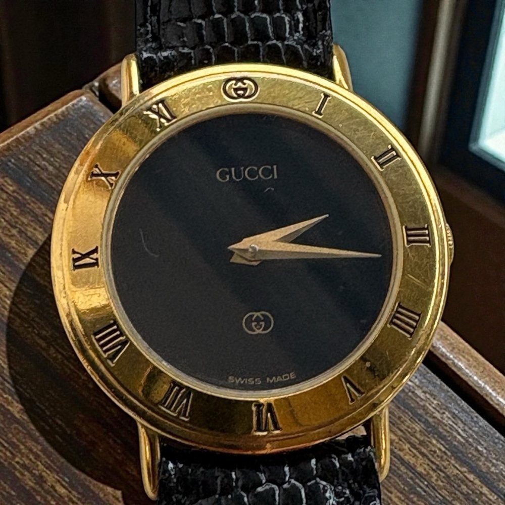 Vintage Gucci 3000L Quartz Ladies Watch 25 mm black dial crocodile skin strap